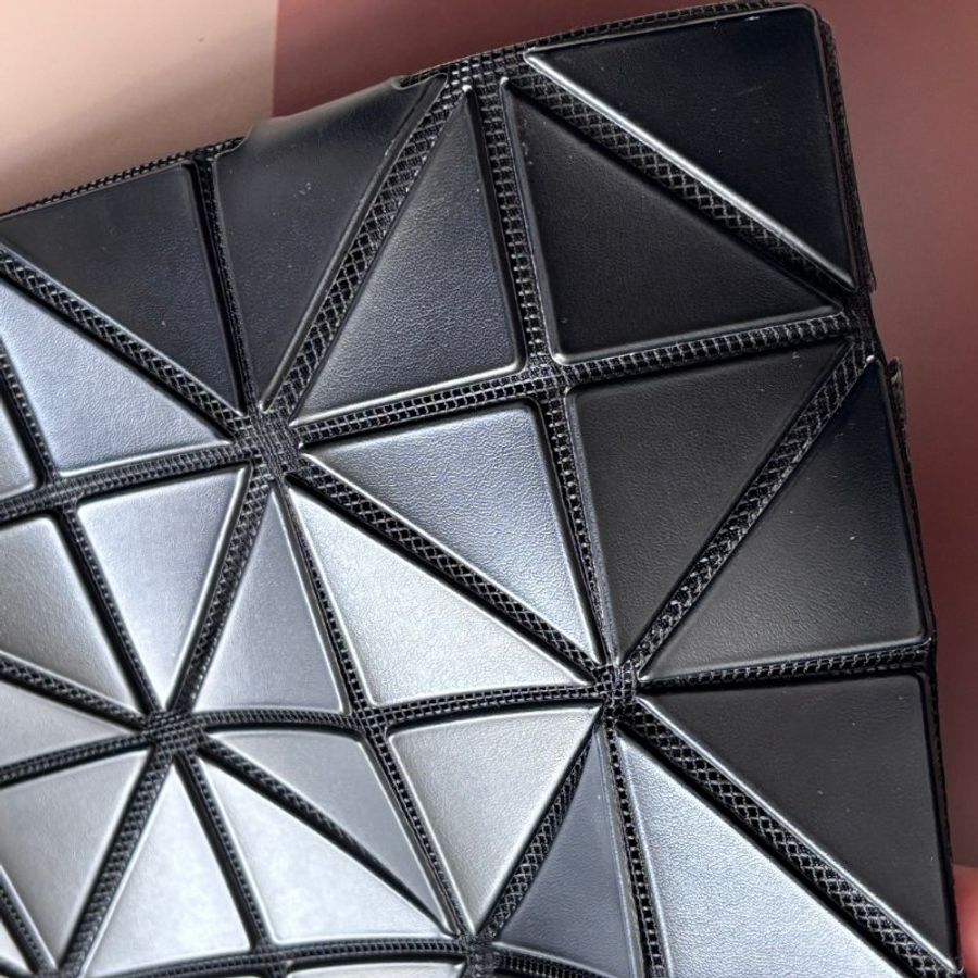 :: BAO BAO ISSEY MIYAKE :: 10x7 Rock 小款霧面黑色拉鍊包 肩背包 購物包 橫式斜背包-17