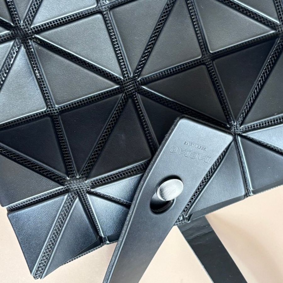 :: BAO BAO ISSEY MIYAKE :: 10x7 Rock 小款霧面黑色拉鍊包 肩背包 購物包 橫式斜背包-18