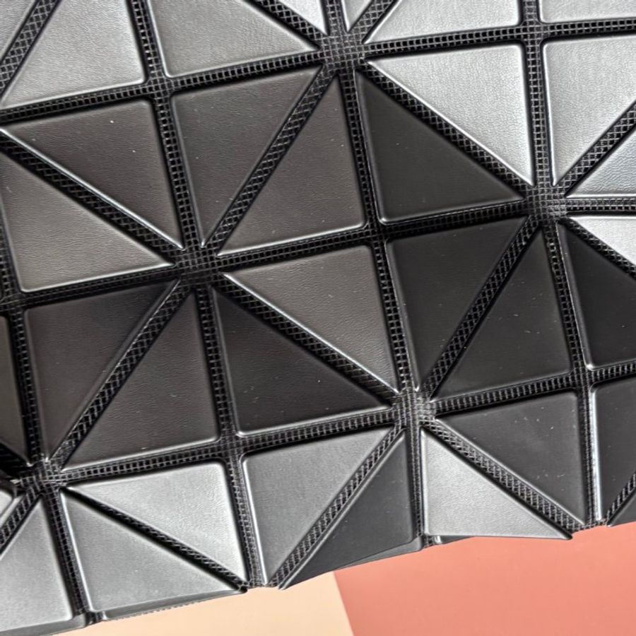 :: BAO BAO ISSEY MIYAKE :: 10x7 Rock 小款霧面黑色拉鍊包 肩背包 購物包 橫式斜背包-19