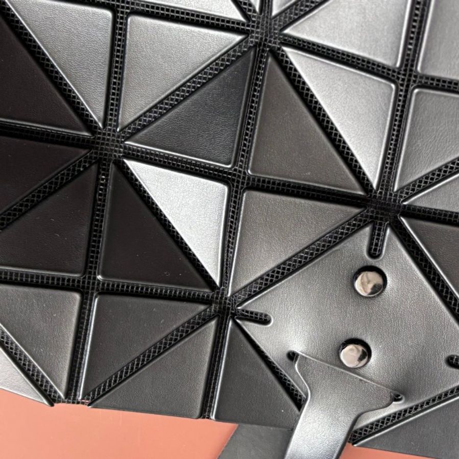 :: BAO BAO ISSEY MIYAKE :: 10x7 Rock 小款霧面黑色拉鍊包 肩背包 購物包 橫式斜背包-20