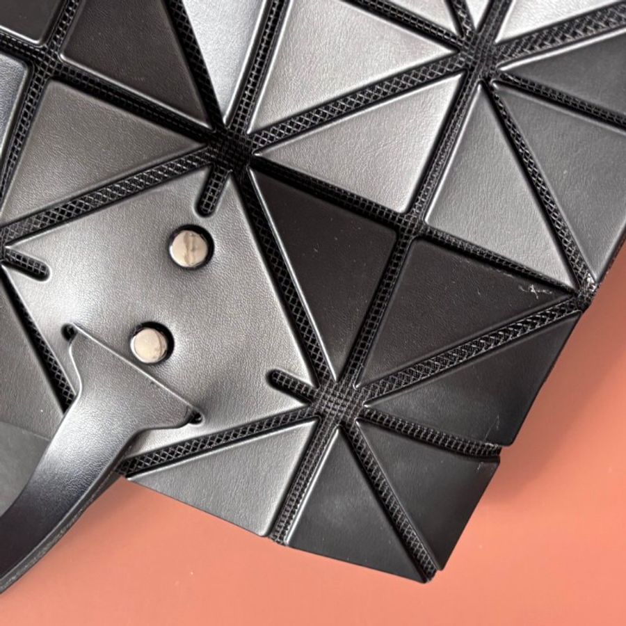 :: BAO BAO ISSEY MIYAKE :: 10x7 Rock 小款霧面黑色拉鍊包 肩背包 購物包 橫式斜背包-21