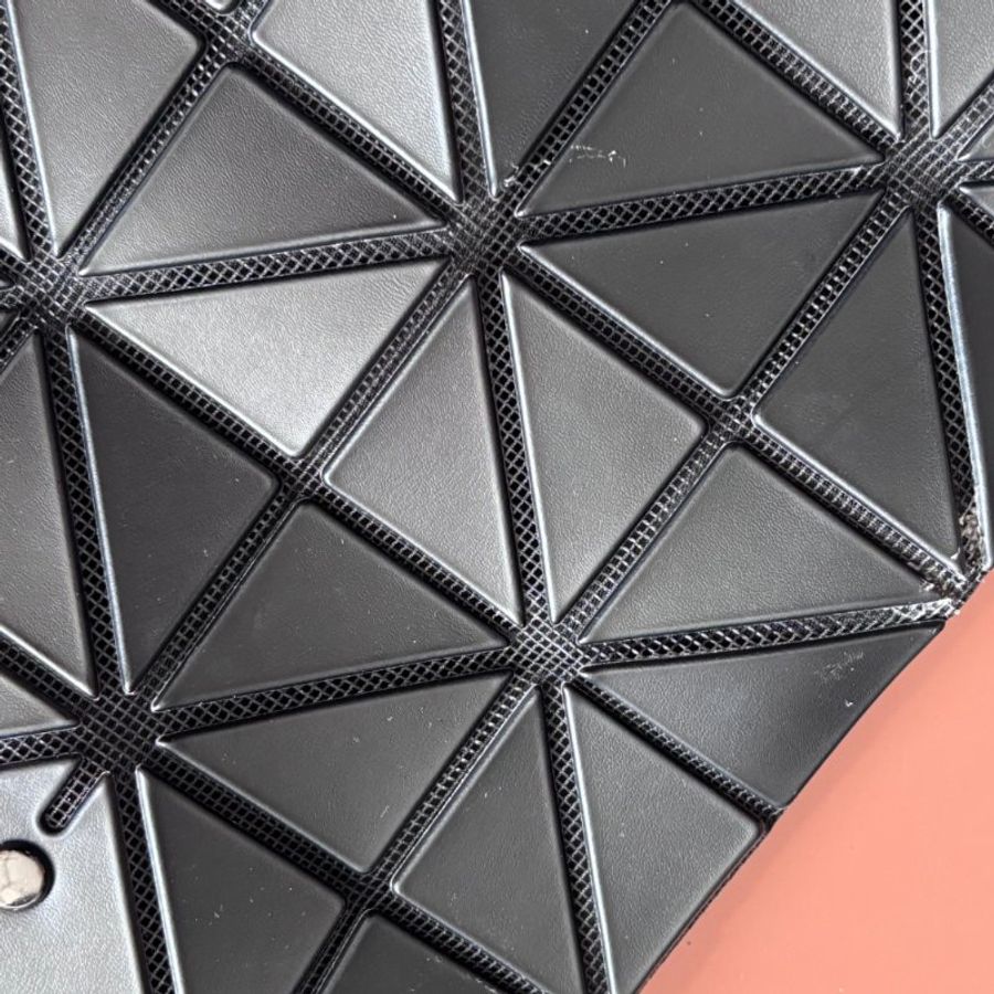 :: BAO BAO ISSEY MIYAKE :: 10x7 Rock 小款霧面黑色拉鍊包 肩背包 購物包 橫式斜背包-22