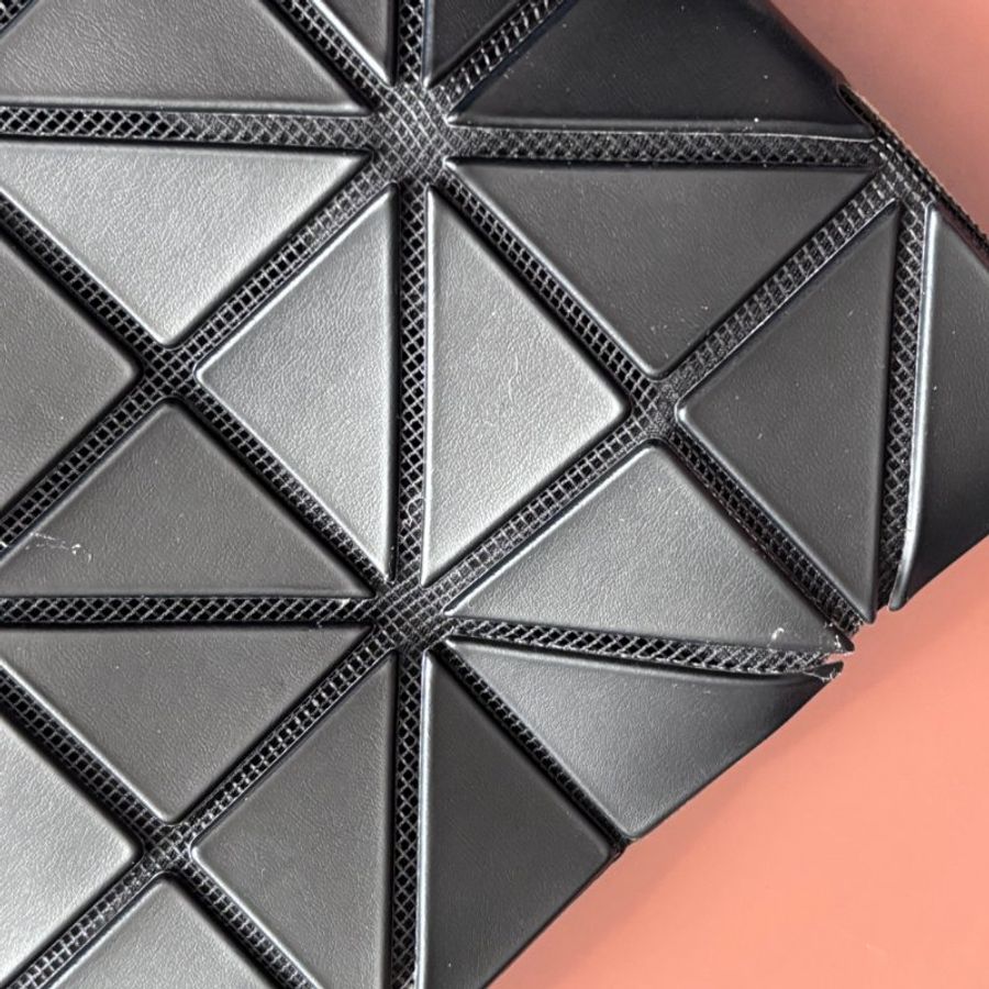 :: BAO BAO ISSEY MIYAKE :: 10x7 Rock 小款霧面黑色拉鍊包 肩背包 購物包 橫式斜背包-23
