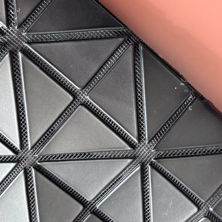 :: BAO BAO ISSEY MIYAKE :: 10x7 Rock 小款霧面黑色拉鍊包 肩背包 購物包 橫式斜背包-24