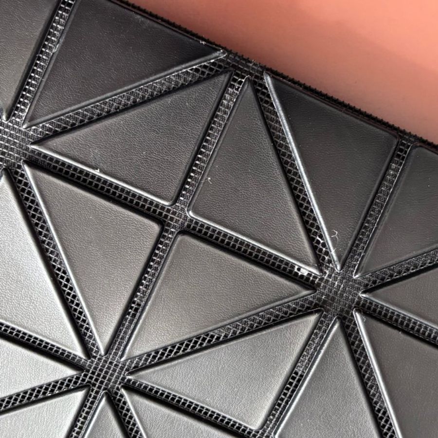 :: BAO BAO ISSEY MIYAKE :: 10x7 Rock 小款霧面黑色拉鍊包 肩背包 購物包 橫式斜背包-25