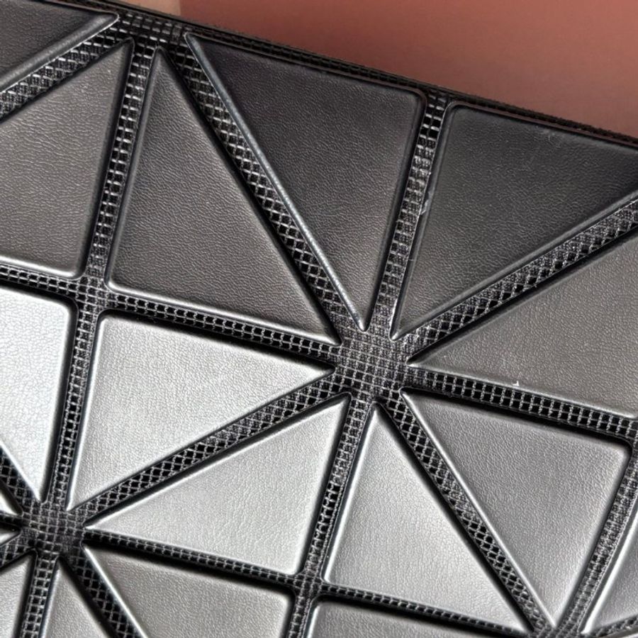 :: BAO BAO ISSEY MIYAKE :: 10x7 Rock 小款霧面黑色拉鍊包 肩背包 購物包 橫式斜背包-26