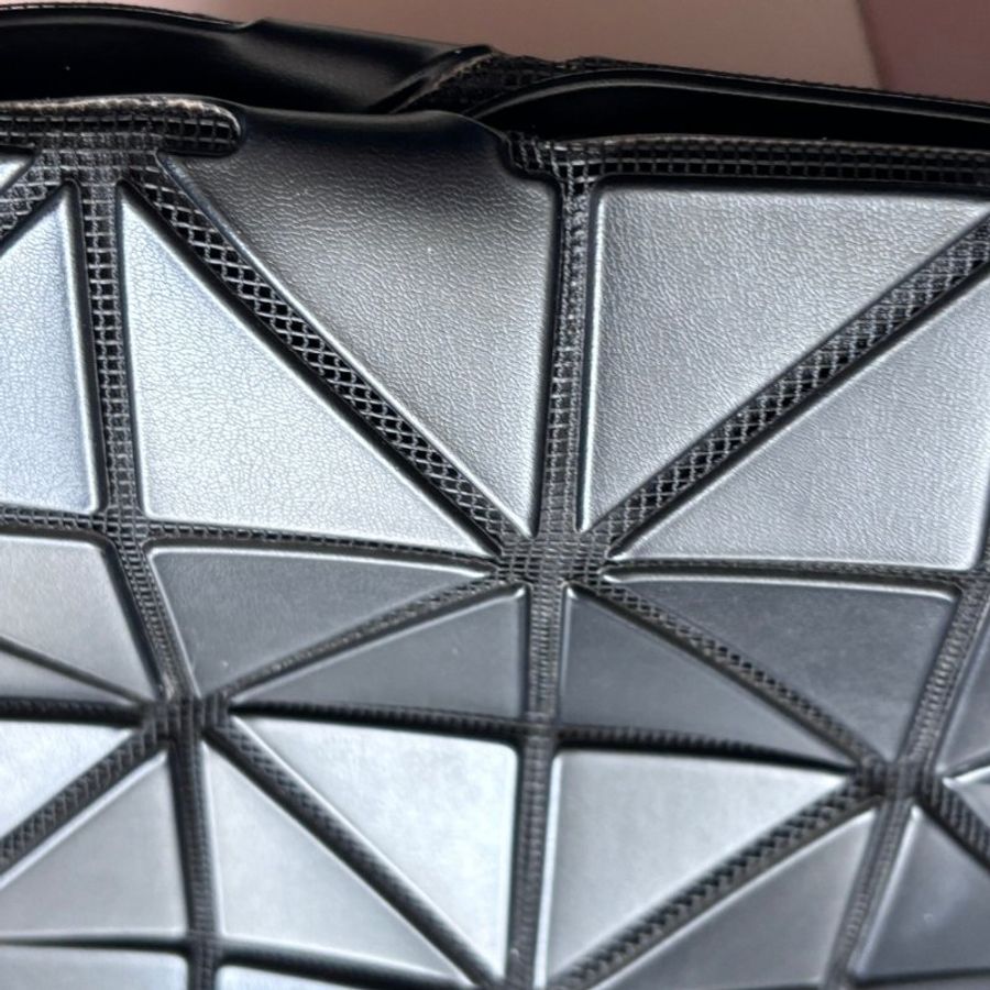 :: BAO BAO ISSEY MIYAKE :: 10x7 Rock 小款霧面黑色拉鍊包 肩背包 購物包 橫式斜背包-27
