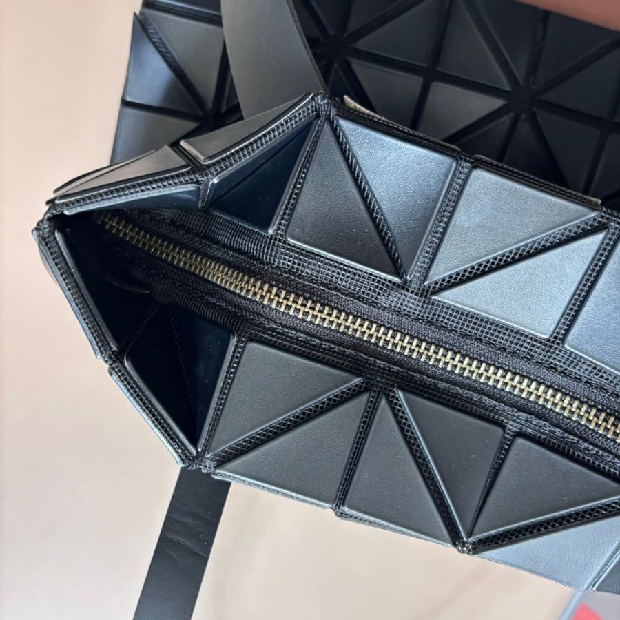 :: BAO BAO ISSEY MIYAKE :: 10x7 Rock 小款霧面黑色拉鍊包 肩背包 購物包 橫式斜背包-29