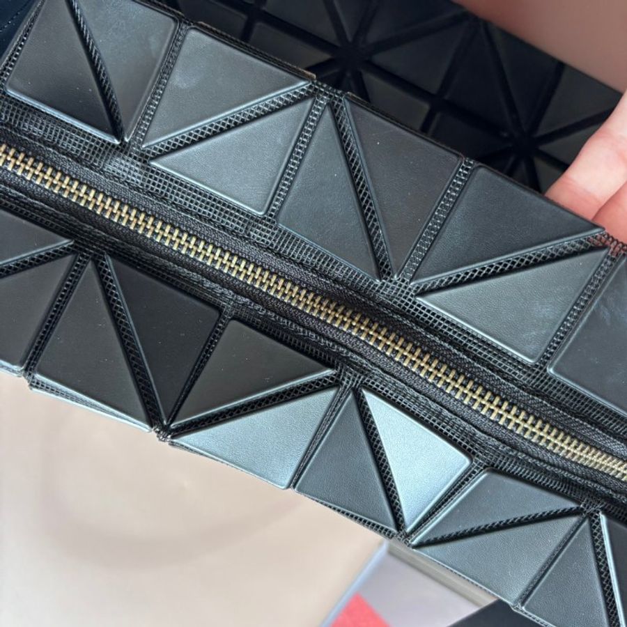 :: BAO BAO ISSEY MIYAKE :: 10x7 Rock 小款霧面黑色拉鍊包 肩背包 購物包 橫式斜背包-30