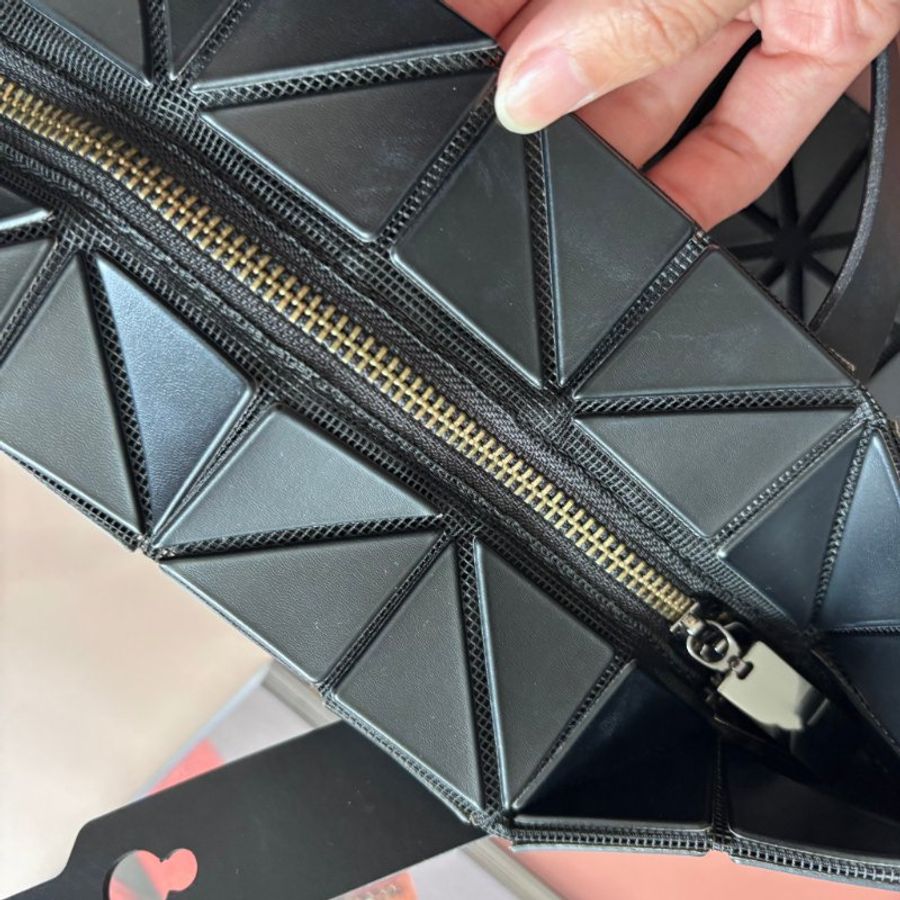 :: BAO BAO ISSEY MIYAKE :: 10x7 Rock 小款霧面黑色拉鍊包 肩背包 購物包 橫式斜背包-31