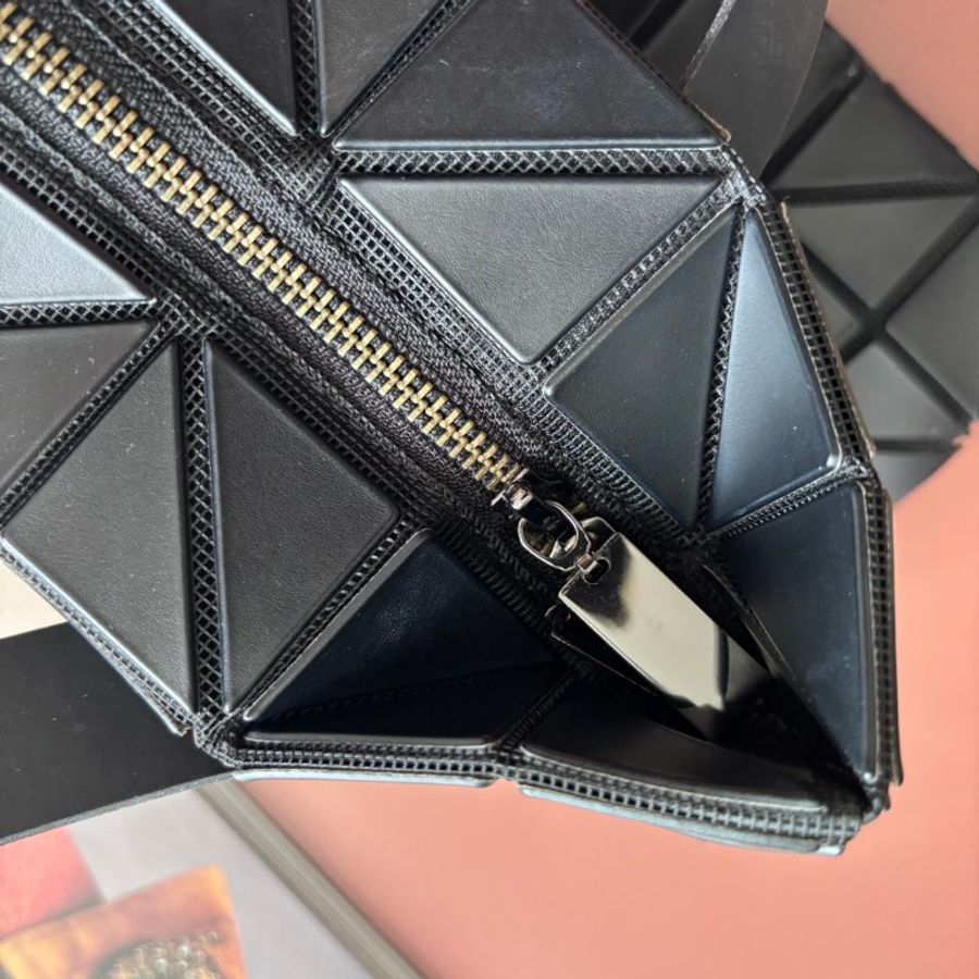 :: BAO BAO ISSEY MIYAKE :: 10x7 Rock 小款霧面黑色拉鍊包 肩背包 購物包 橫式斜背包-32
