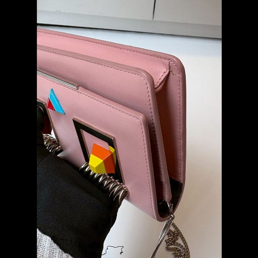 Fendi 銀鍊粉皮小鳥眼睛鍊帶小包 WOC-12