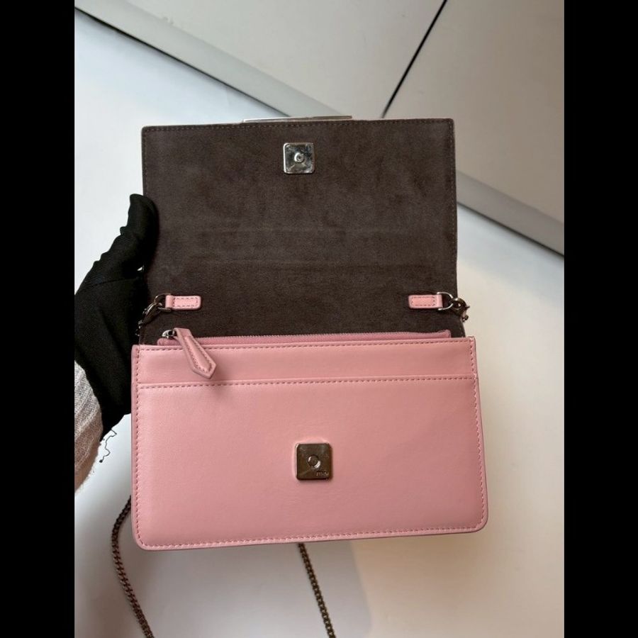 Fendi 銀鍊粉皮小鳥眼睛鍊帶小包 WOC-21