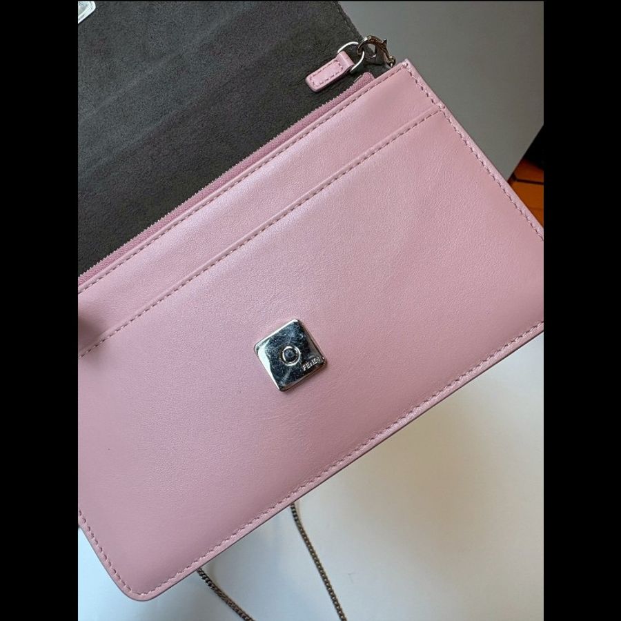 Fendi 銀鍊粉皮小鳥眼睛鍊帶小包 WOC-22