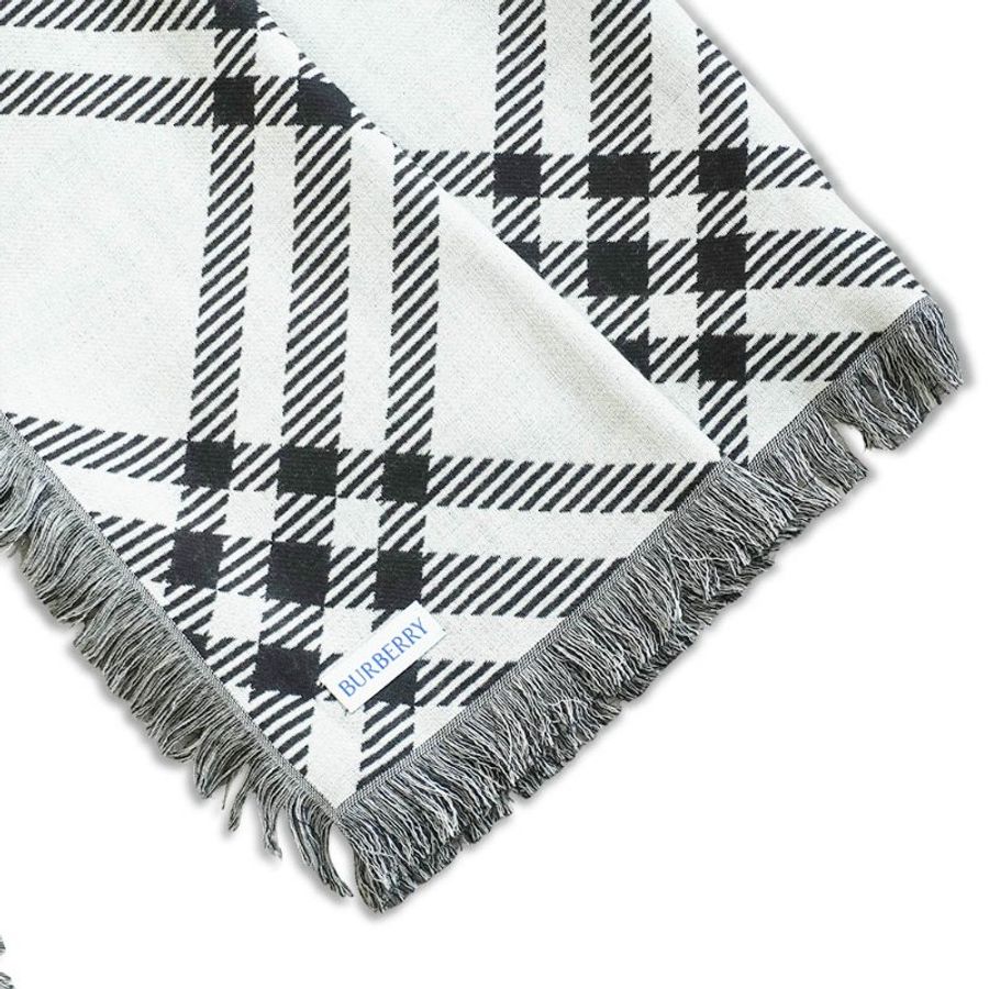 Burberry 寬版格紋羊毛絲質圍巾(8110162-黑白)-4