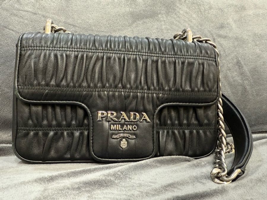Prada小羊皮抓皺肩背/斜背包磁吸扣-0