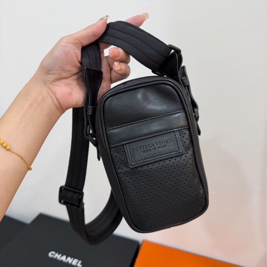 Bottega Veneta BV 黑色 手機袋 手機包 相機包 斜背包 肩背包 側背包 小廢包 腰包 胸包 胸口包-0