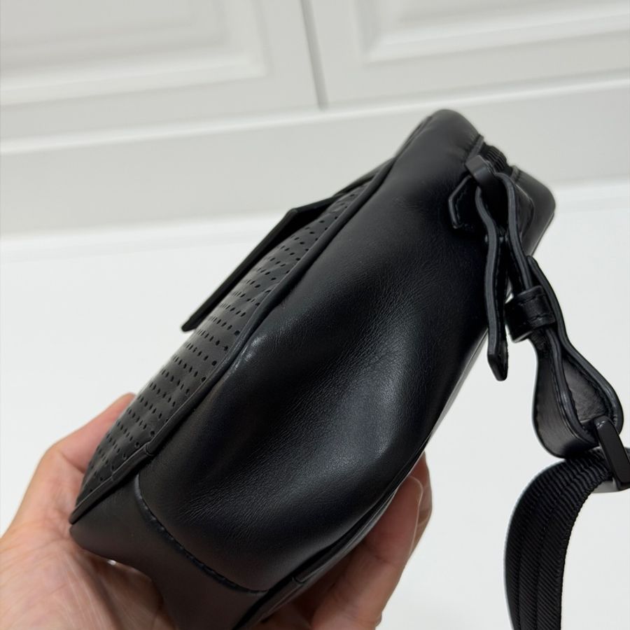 Bottega Veneta BV 黑色 手機袋 手機包 相機包 斜背包 肩背包 側背包 小廢包 腰包 胸包 胸口包-16