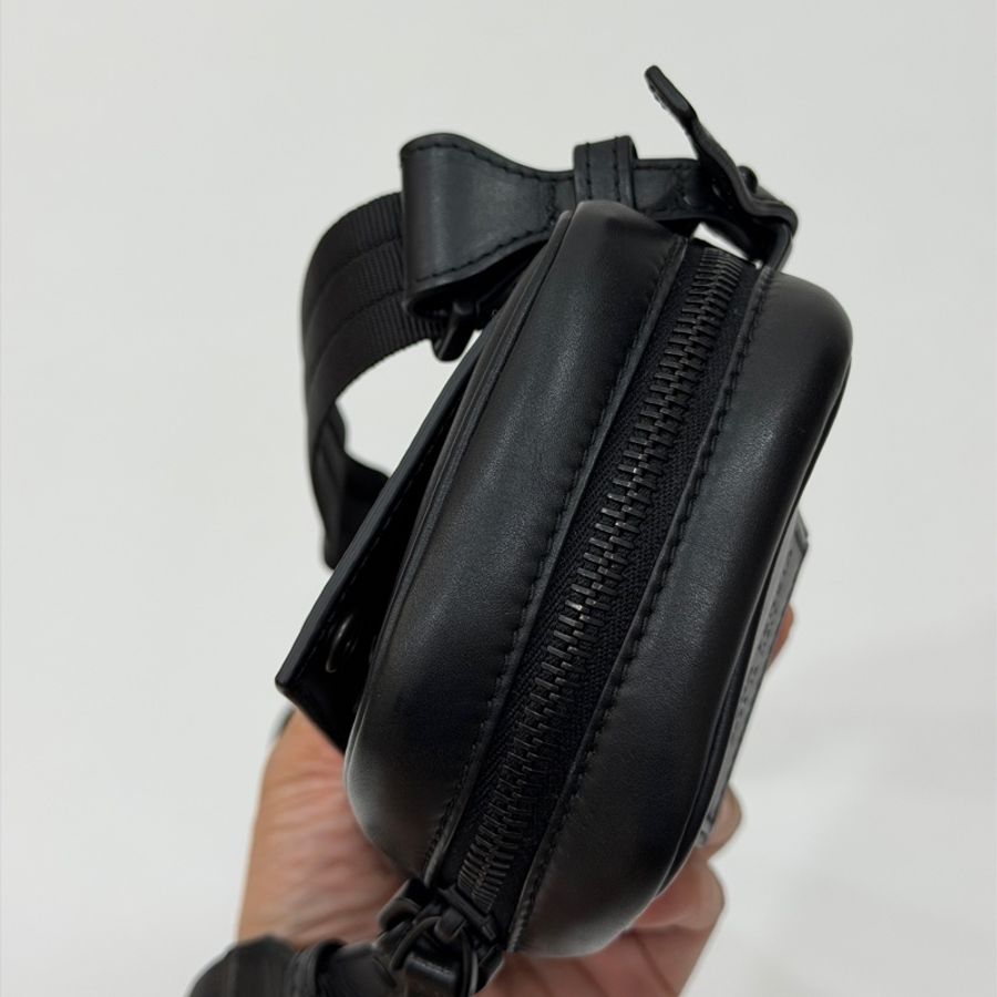 Bottega Veneta BV 黑色 手機袋 手機包 相機包 斜背包 肩背包 側背包 小廢包 腰包 胸包 胸口包-17