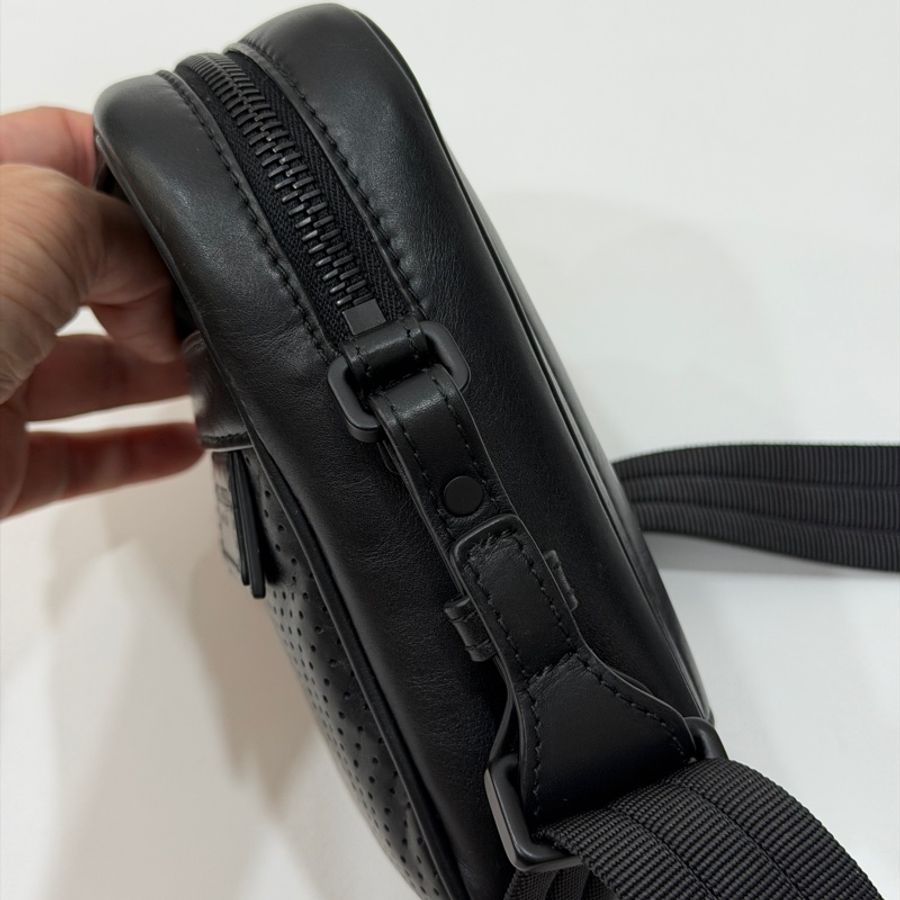 Bottega Veneta BV 黑色 手機袋 手機包 相機包 斜背包 肩背包 側背包 小廢包 腰包 胸包 胸口包-20