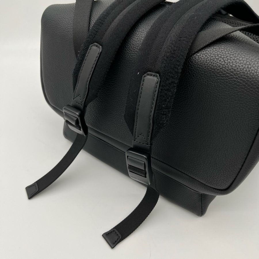 「JL精品代購」Lv全黑粒面小牛皮亞光金屬雙肩包-7