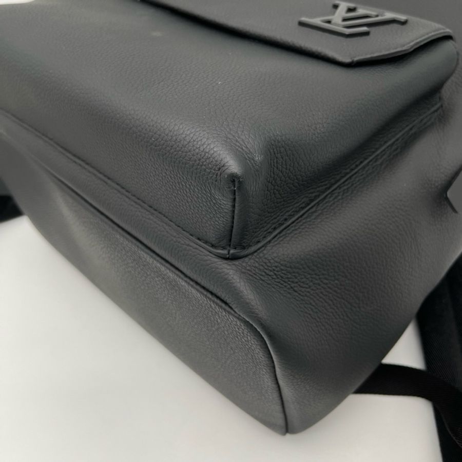 「JL精品代購」Lv全黑粒面小牛皮亞光金屬雙肩包-11