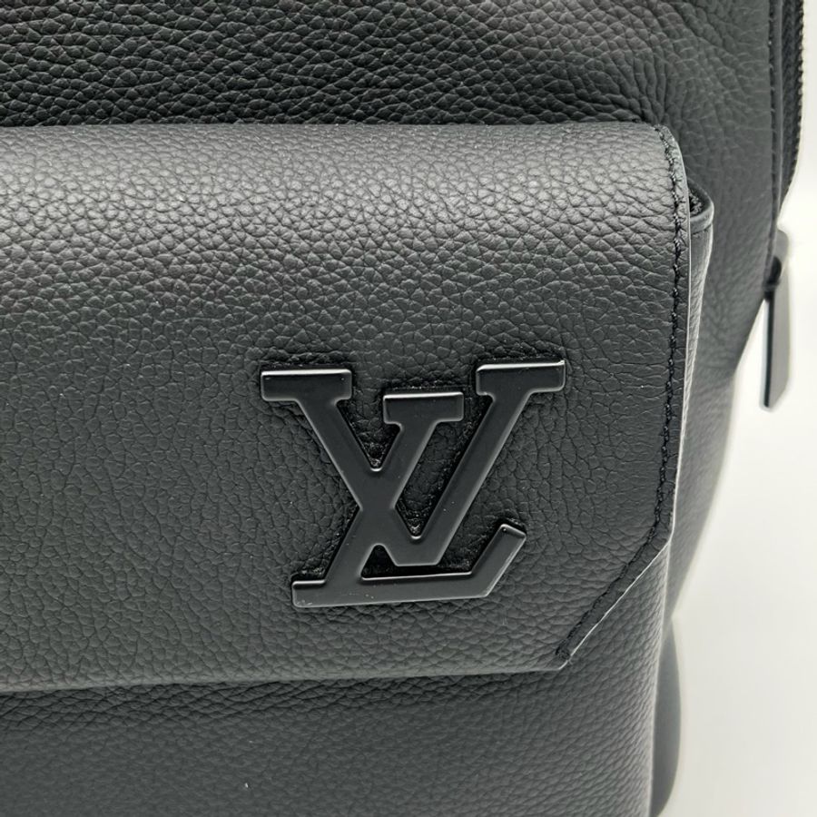 「JL精品代購」Lv全黑粒面小牛皮亞光金屬雙肩包-15