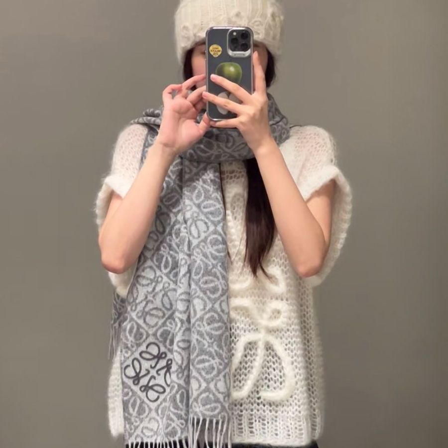 LOEWE 秋冬新款浮雕格紋圍巾 淺灰色-0