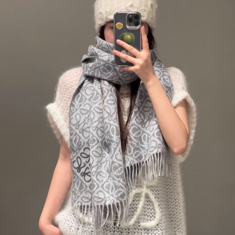 LOEWE 秋冬新款浮雕格紋圍巾 淺灰色-1