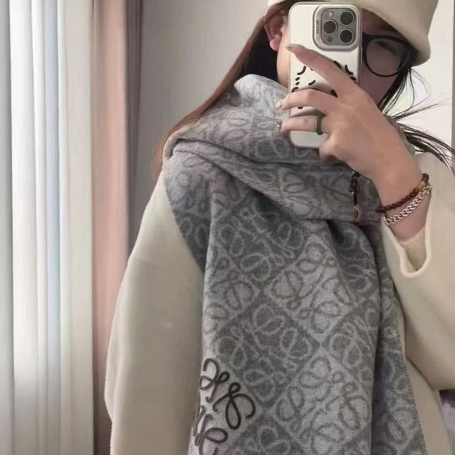 LOEWE 秋冬新款浮雕格紋圍巾 淺灰色-3