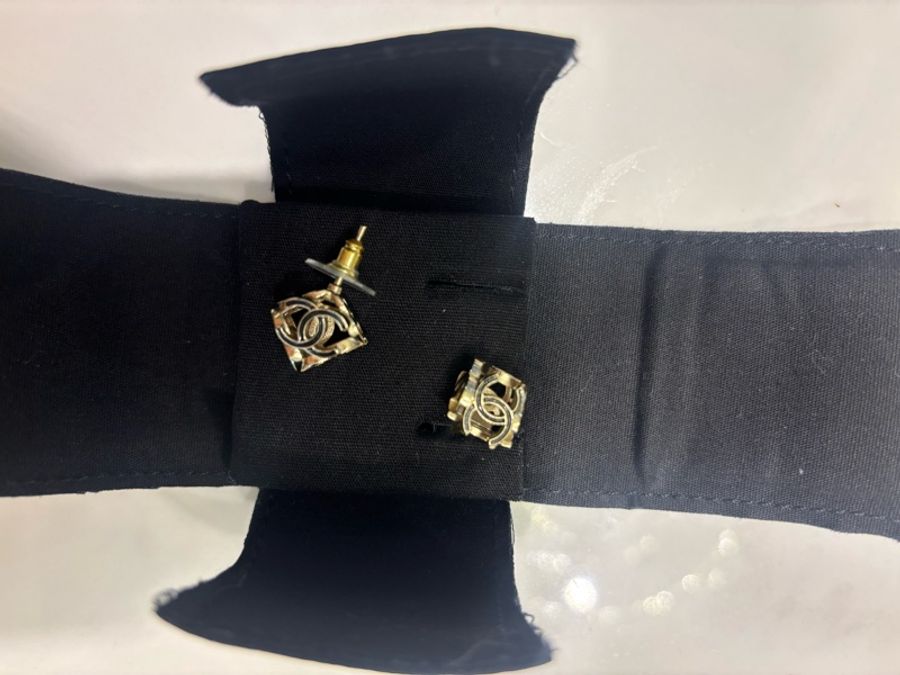 Chanel 高雅黑淡金立體珐瑯耳環-9