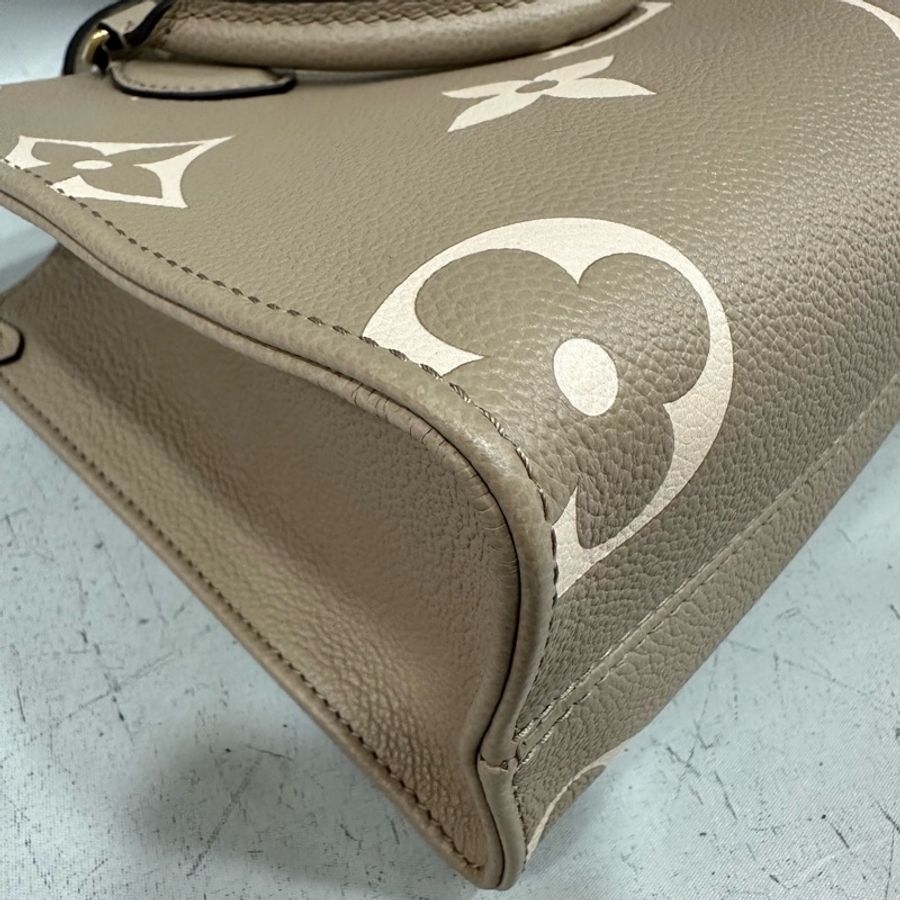 LV M45779 奶茶色牛皮壓紋in the go 斜背背 pm-7