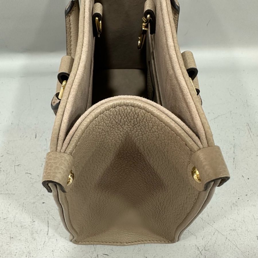 LV M45779 奶茶色牛皮壓紋in the go 斜背背 pm-17