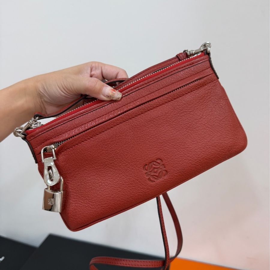 LOEWE Anagram 迷你 紅色 鎖頭 牛皮 斜背包 側背包 肩背包 側背包 長夾 皮夾 錢包 手拿包 晚宴包-1