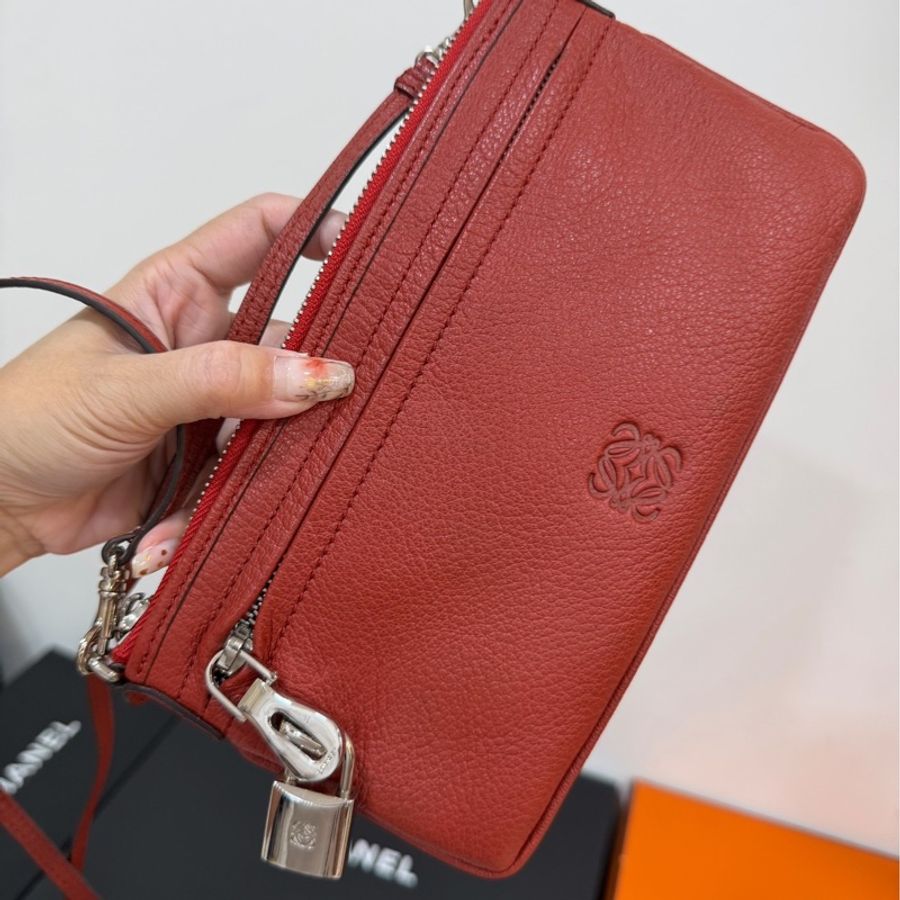 LOEWE Anagram 迷你 紅色 鎖頭 牛皮 斜背包 側背包 肩背包 側背包 長夾 皮夾 錢包 手拿包 晚宴包-2