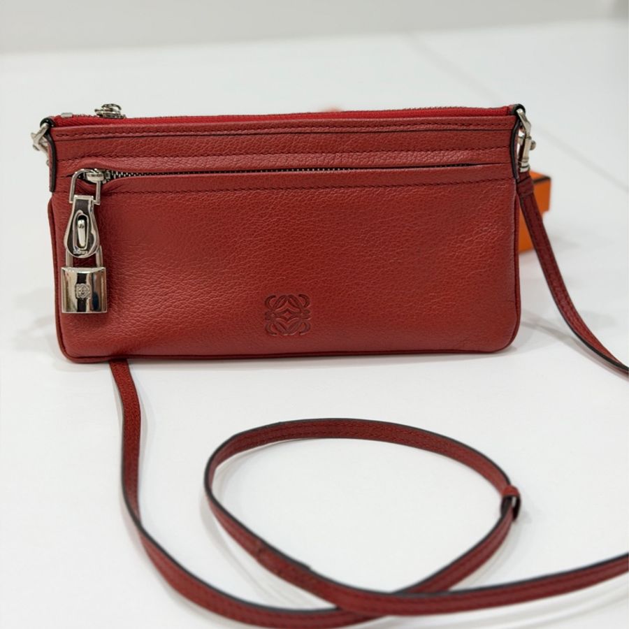 LOEWE Anagram 迷你 紅色 鎖頭 牛皮 斜背包 側背包 肩背包 側背包 長夾 皮夾 錢包 手拿包 晚宴包-4