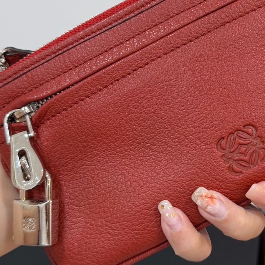 LOEWE Anagram 迷你 紅色 鎖頭 牛皮 斜背包 側背包 肩背包 側背包 長夾 皮夾 錢包 手拿包 晚宴包-13