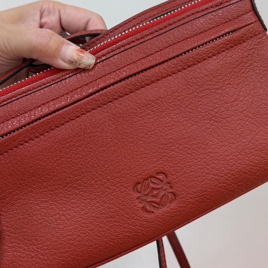 LOEWE Anagram 迷你 紅色 鎖頭 牛皮 斜背包 側背包 肩背包 側背包 長夾 皮夾 錢包 手拿包 晚宴包-14