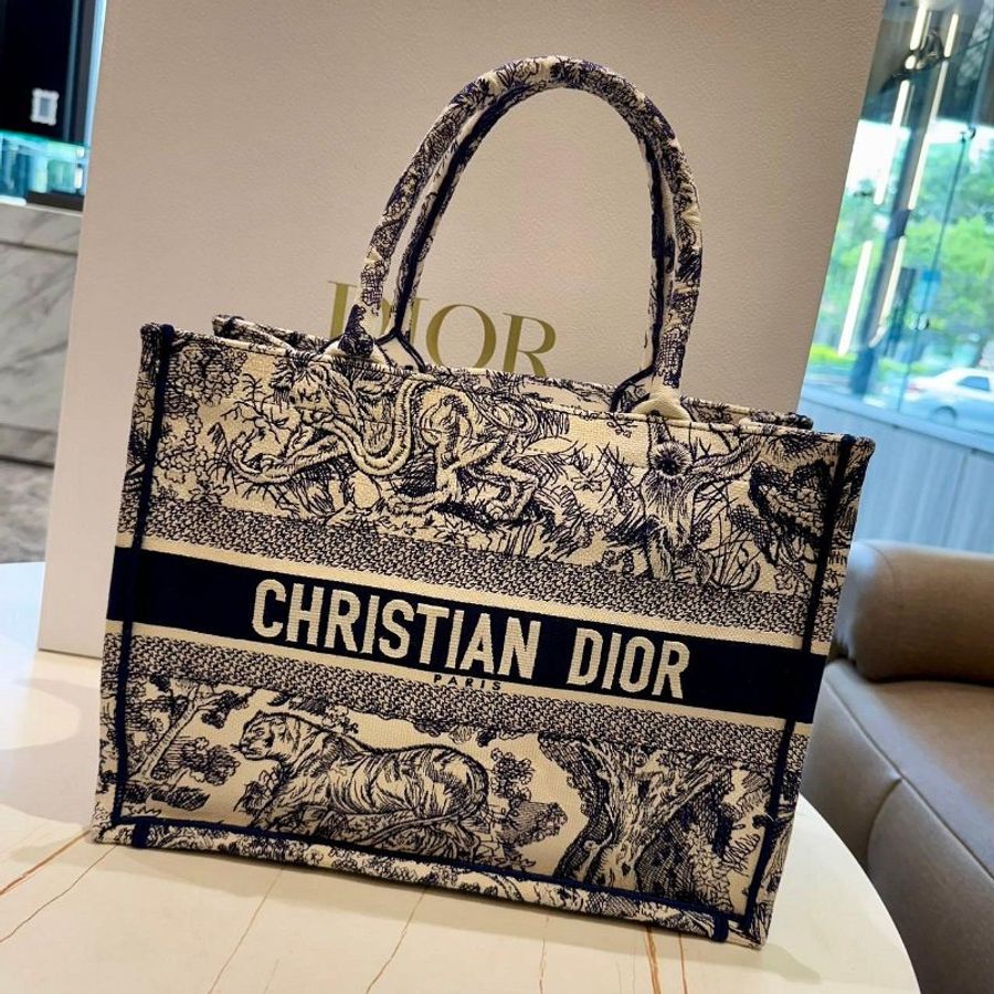 *SHIHNA名牌精品*DIOR 迪奧BOOK TOT刺繡 中號手袋-0