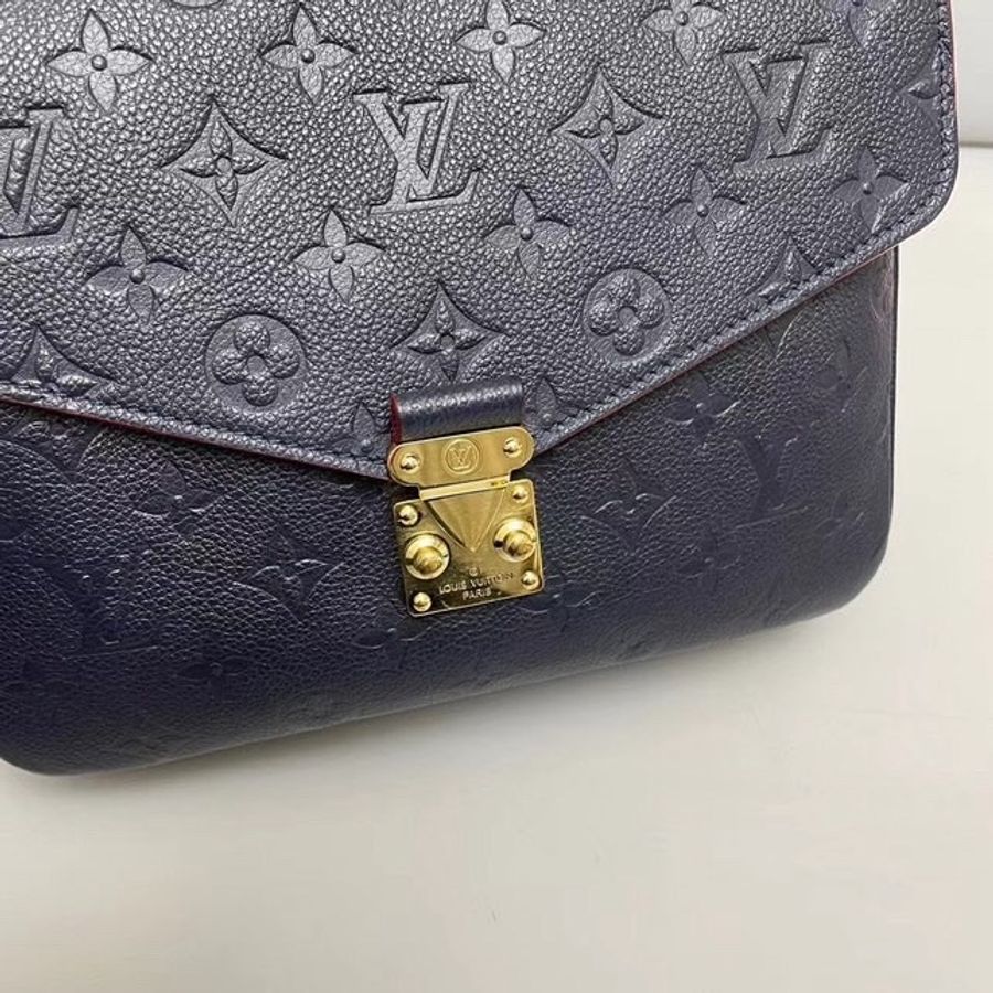 LV 全皮壓紋深藍色 郵差包-3