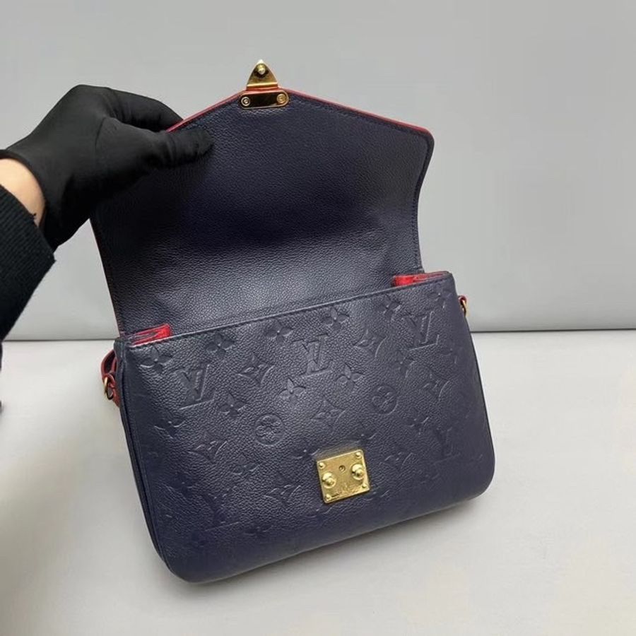 LV 全皮壓紋深藍色 郵差包-11