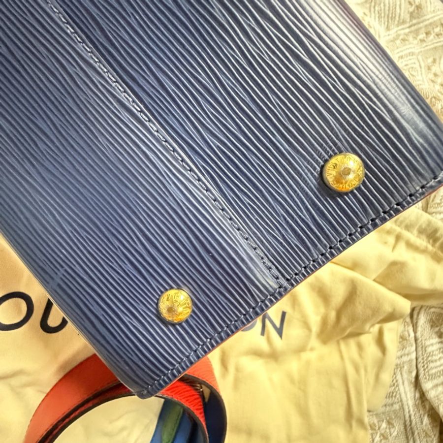 LV 深藍水波紋EPI MM 肩背包-7