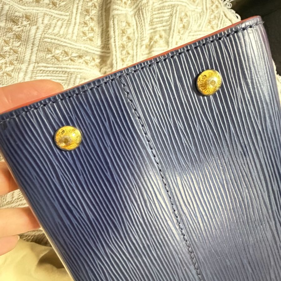 LV 深藍水波紋EPI MM 肩背包-8