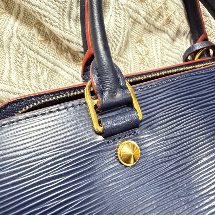 LV 深藍水波紋EPI MM 肩背包-24