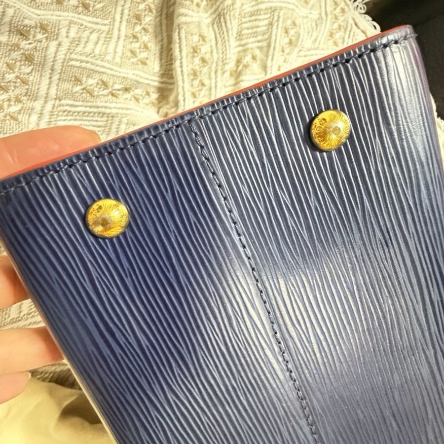 LV 深藍水波紋EPI MM 肩背包-39