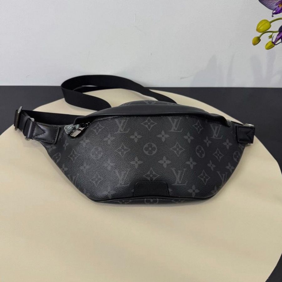 LV Discovery黑老花胸包腰包 芯片款 44x15x9 98新配件塵袋-1