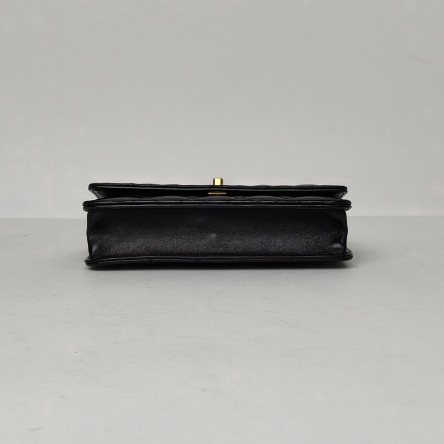 CHANEL 黑色羊皮晶片開金扣24PCFWOC19琺瑯金幣鏈條肩背包-4