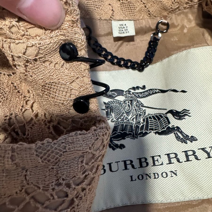 Burberry蜜金駝色蕾絲風衣-6