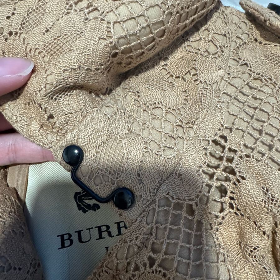 Burberry蜜金駝色蕾絲風衣-7