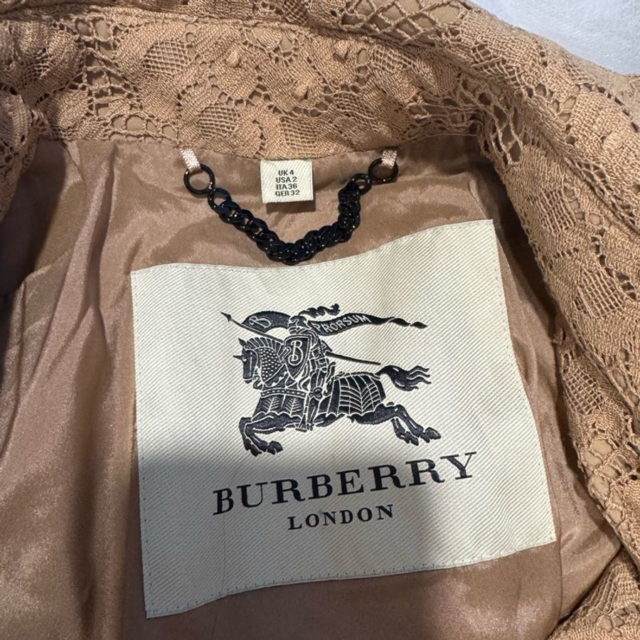 Burberry蜜金駝色蕾絲風衣-13